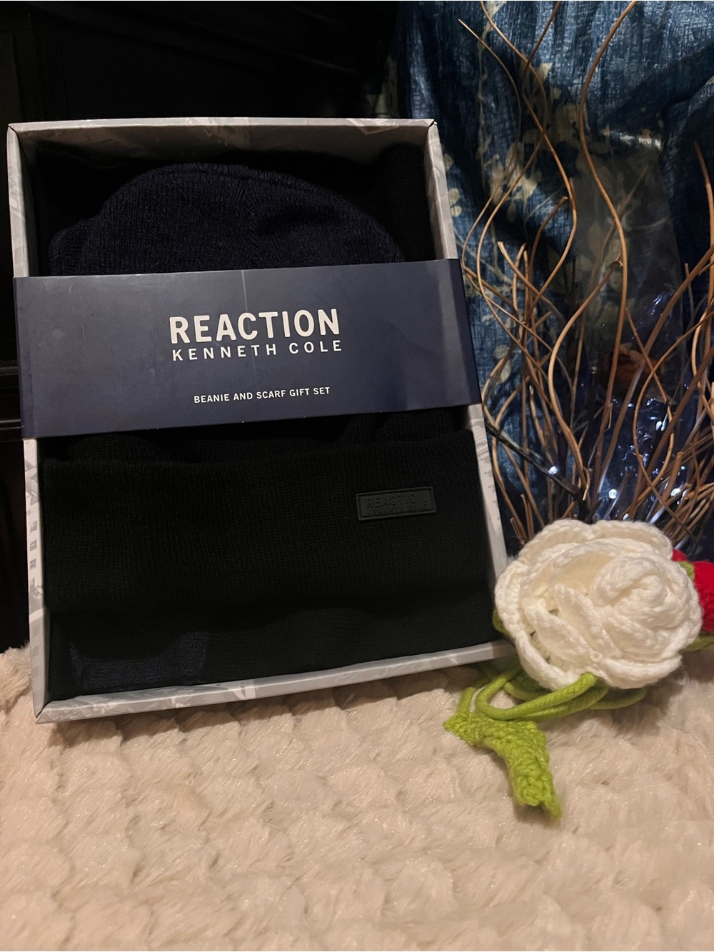 nwt Reaction Kenneth Cole Knit Beanie and Scarf Gift Set